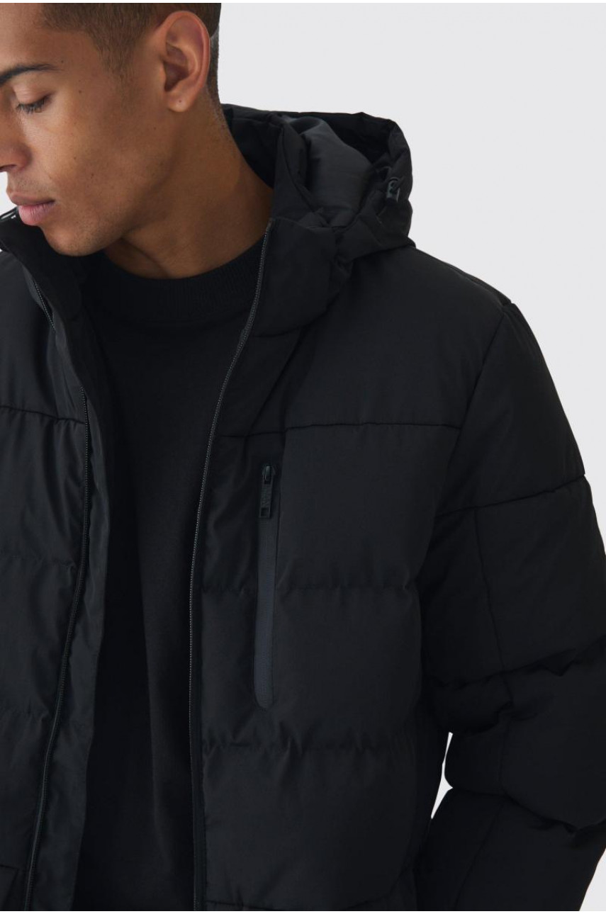 Чорна пуховка середньої довжини з капюшоном