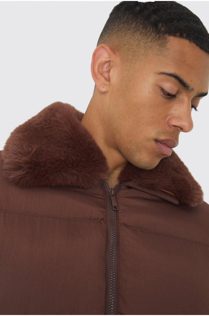 Шоколадна пухова куртка з коміром зі штучного хутра