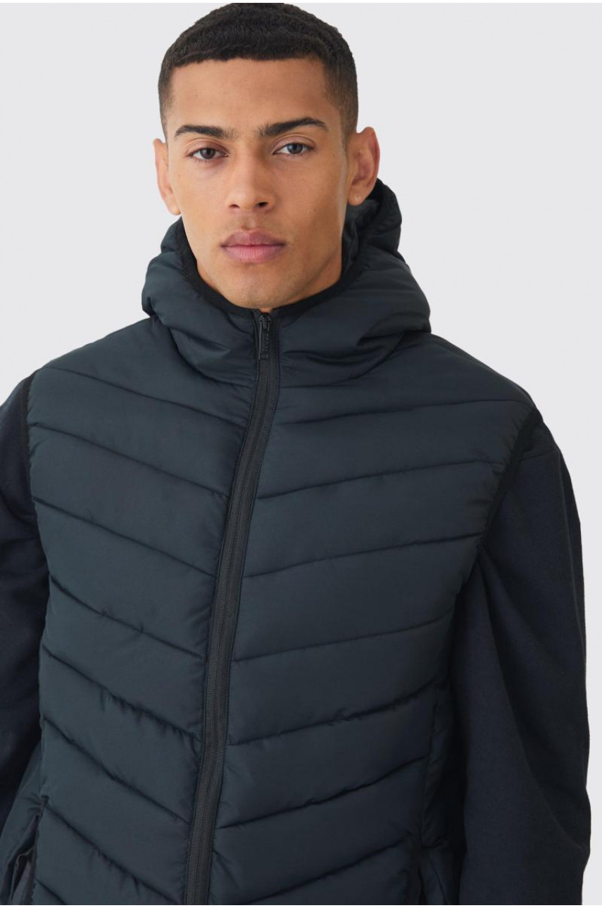 Чорна стьобана жилета з капюшоном на блискавці