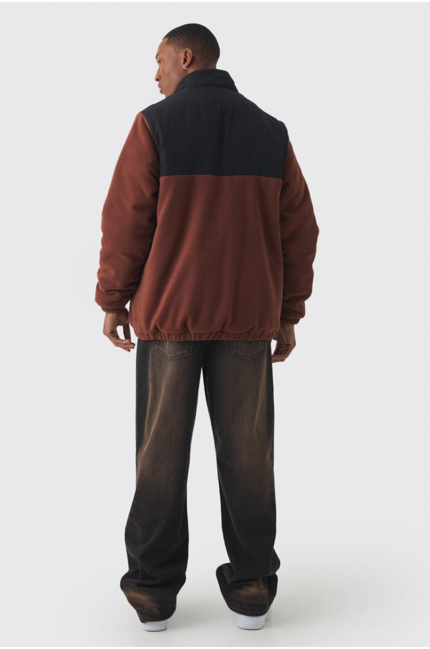 Коричнева флісова куртка чоловічого кольору з кольоровими блоками