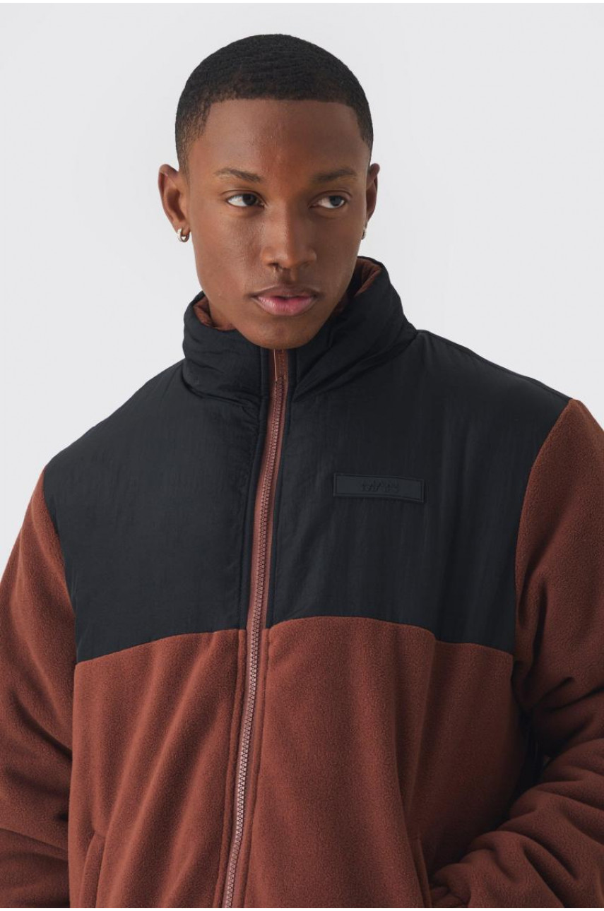 Коричнева флісова куртка чоловічого кольору з кольоровими блоками