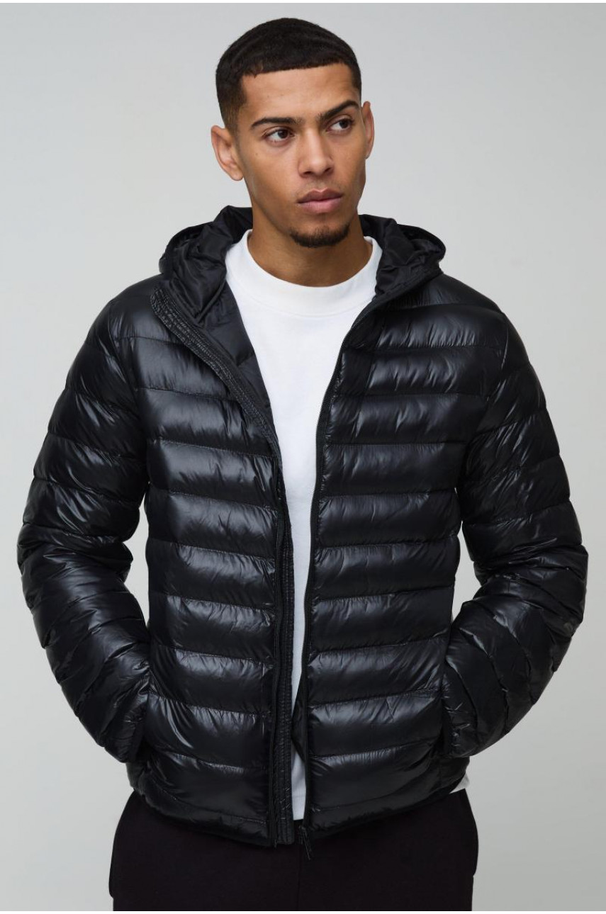 Чорна блискуча стьобана куртка з капюшоном