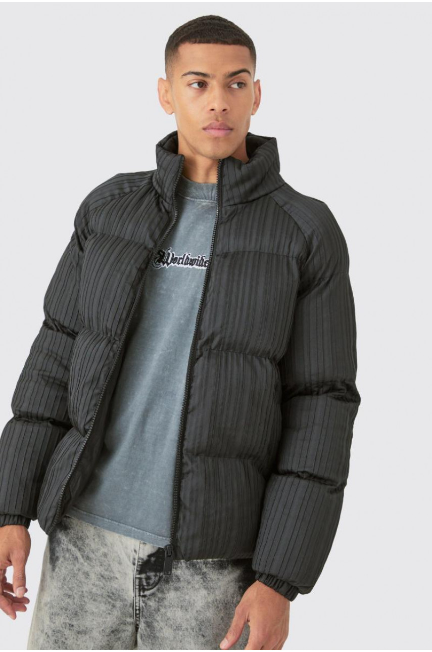 Чорний пуховик зі плісированою горловиною