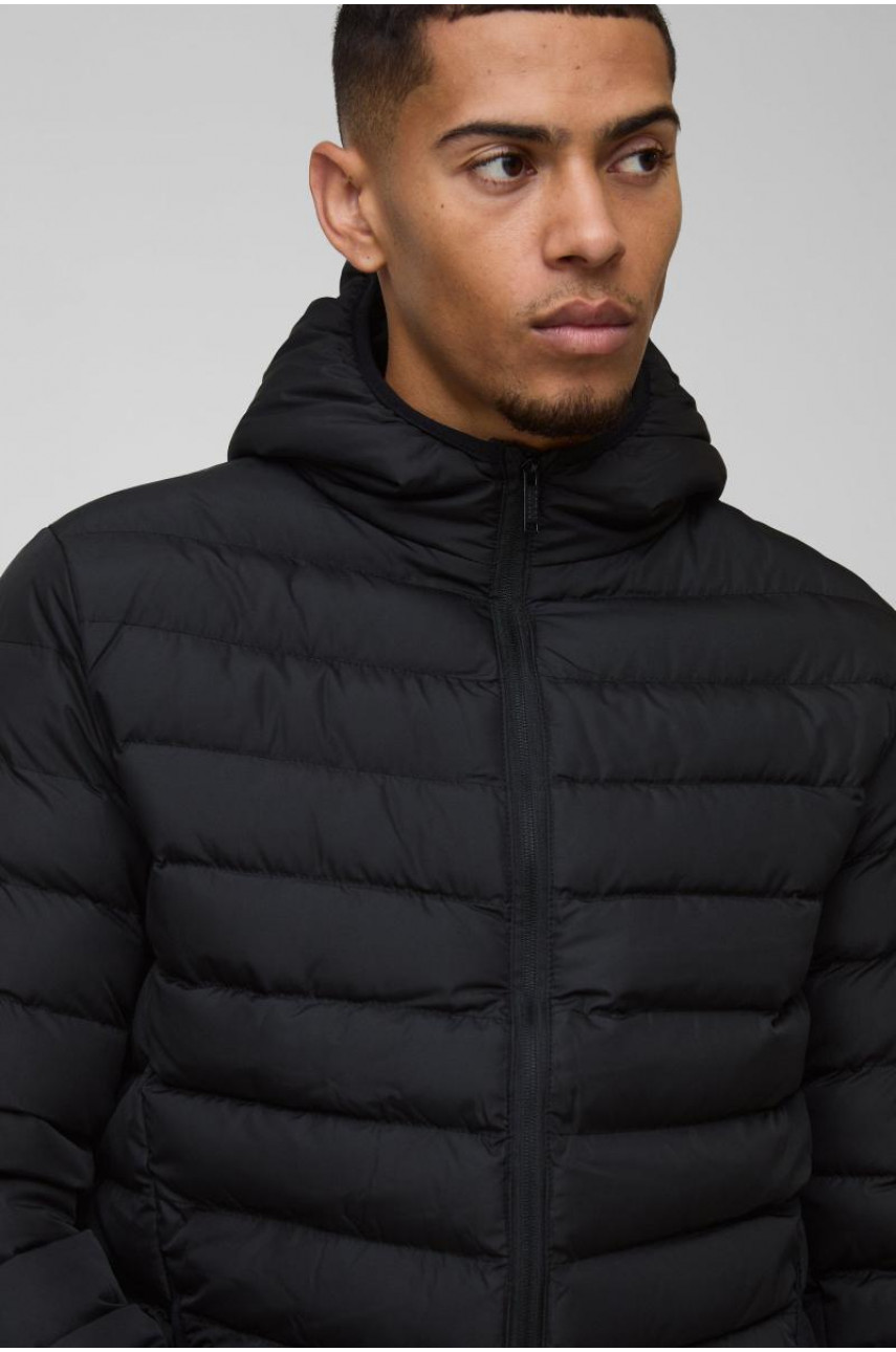 Чорна стьобана куртка з капюшоном на блискавці