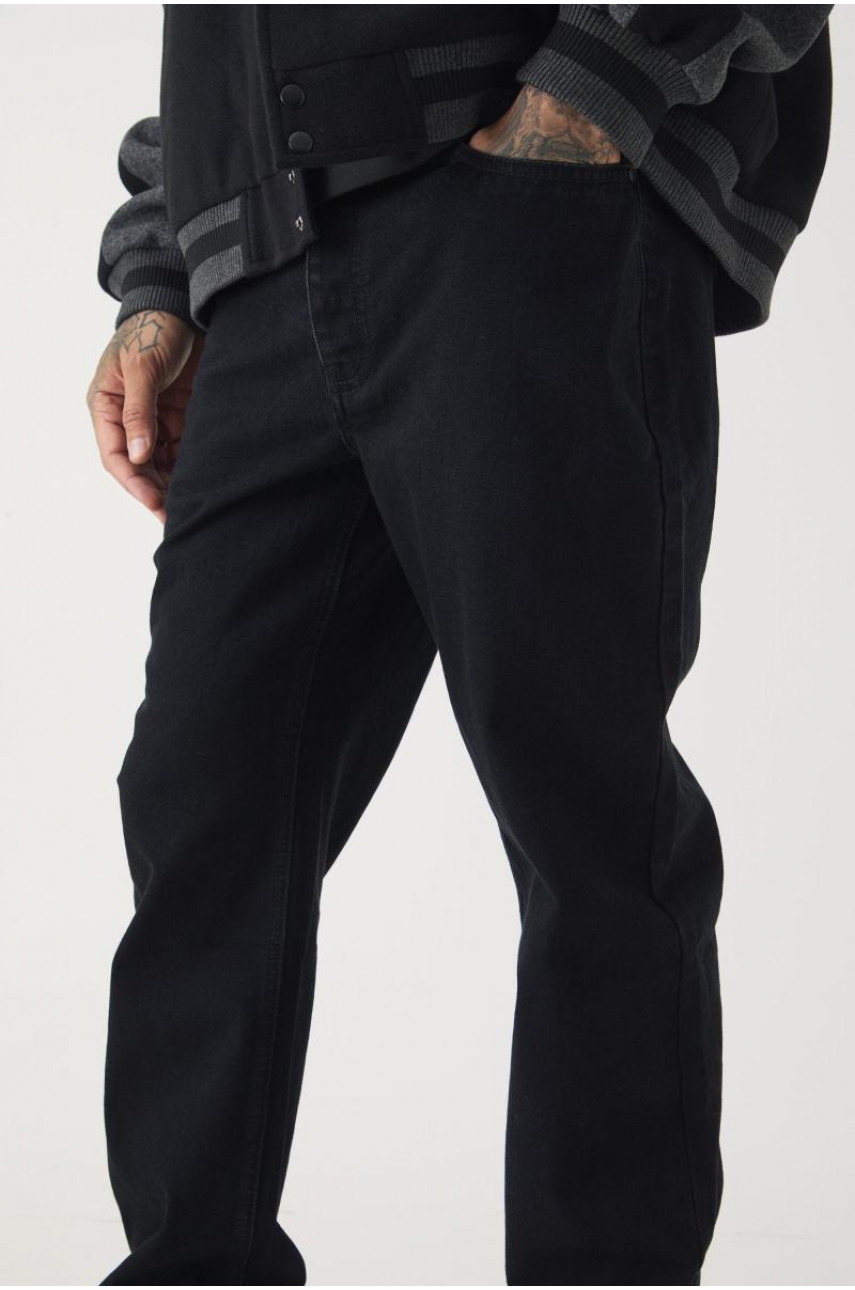 Високі прямі жорсткі джинси