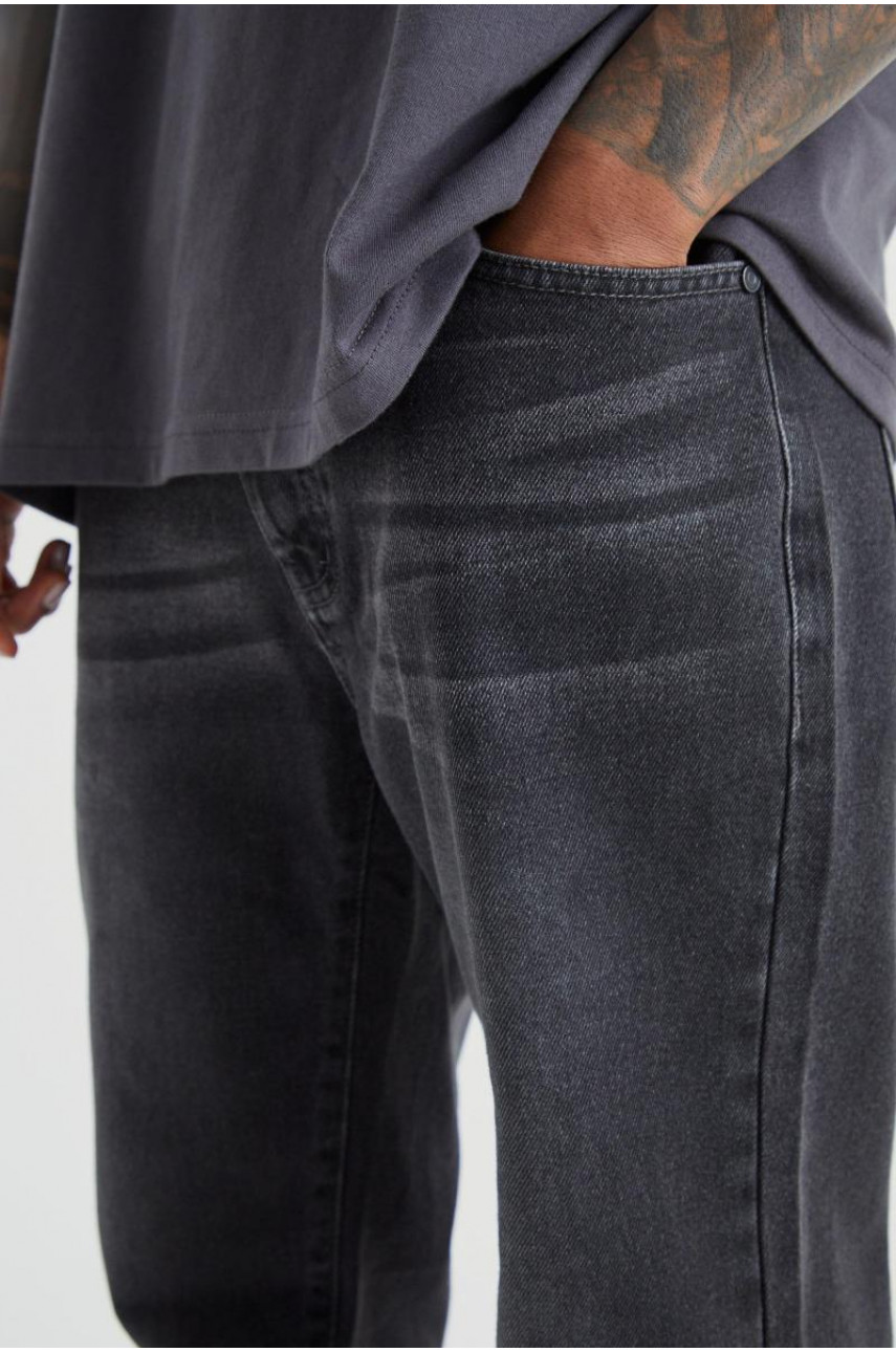 Розслаблені жорсткі джинси з кльошем