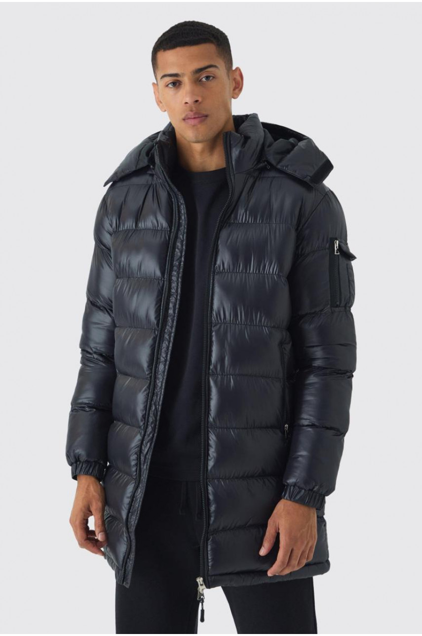 Чорна довга пуховка з блискучим капюшоном