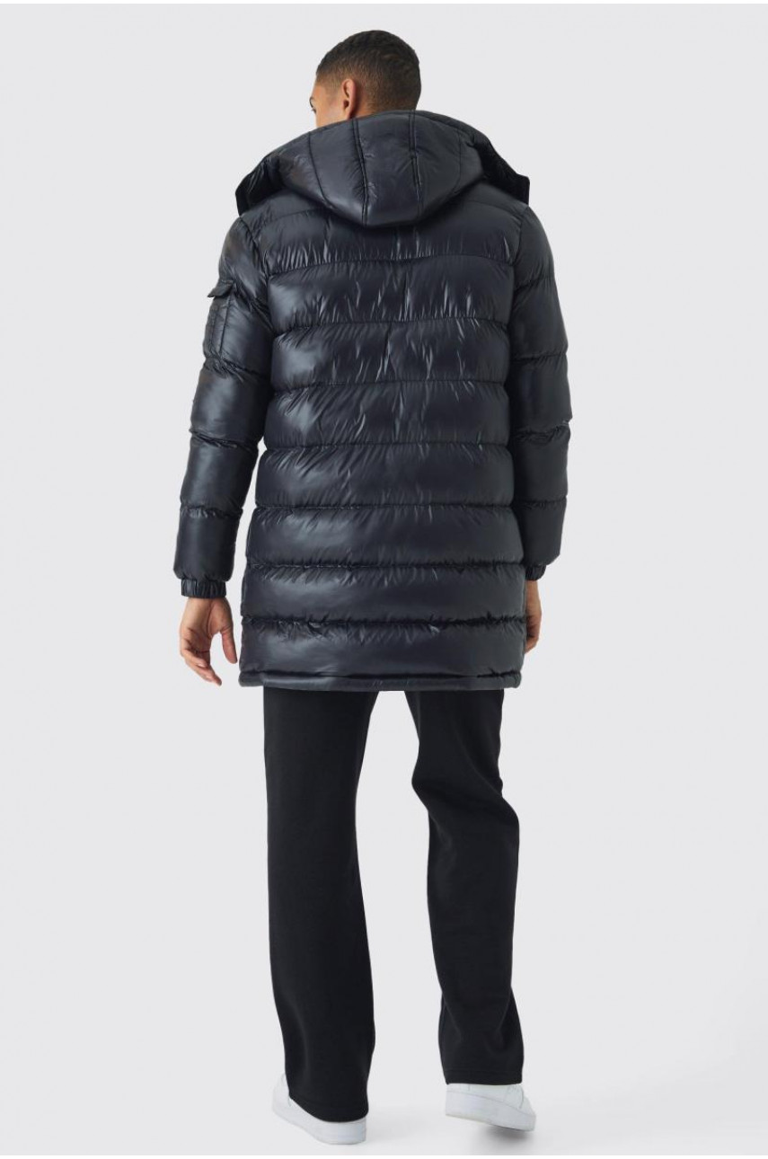 Чорна довга пуховка з блискучим капюшоном