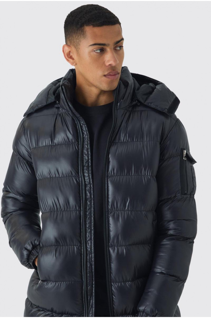 Чорна довга пуховка з блискучим капюшоном