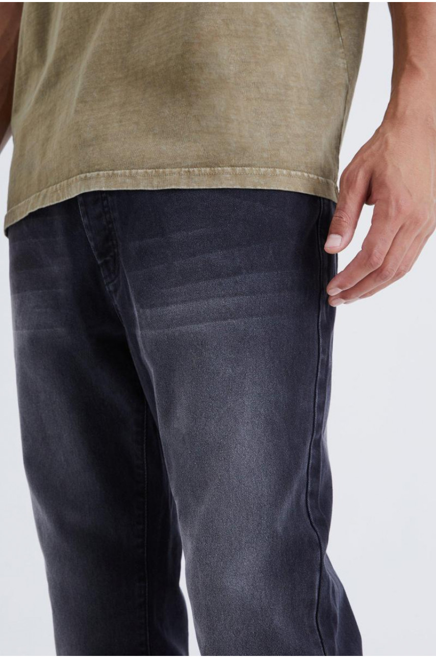 Високі тонкі жорсткі джинси