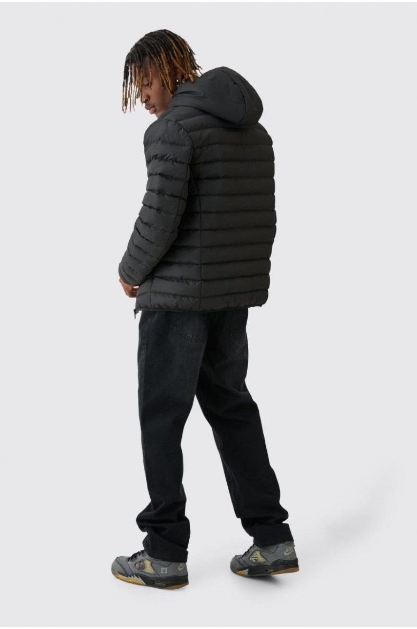 Висока чорна пухова куртка на блискавці з капюшоном